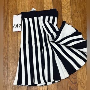 NWT ZARA Knit black and white pleated knit skirt size medium
SELLING ONLY SKIRT